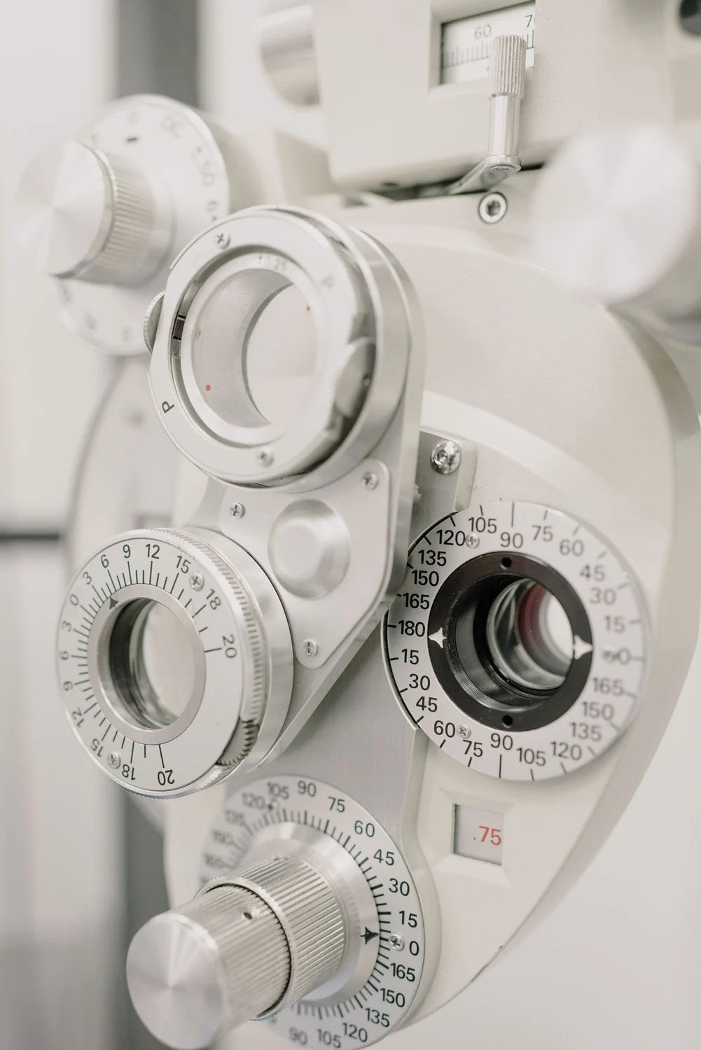 Detalhe de equipamento óptico utilizado em avaliação visual